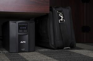 Источник бесперебойного питания APC Smart-UPS SMT1500IC 1000Вт 1500ВА черный